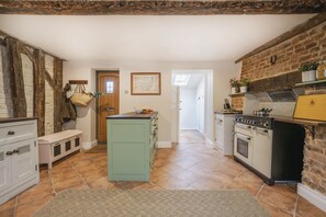 Frigorífico, microondas, placa de cocina y lavavajillas