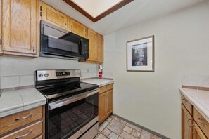 Private kitchen - Cozy 2-bedroom condo in tranquil South Lake Tahoe with AC (South Lake Tahoe)