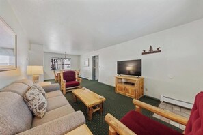 Living area - Cozy 2-bedroom condo in tranquil South Lake Tahoe with AC (South Lake Tahoe)