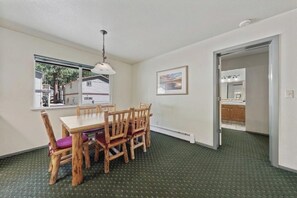 Dining - Cozy 2-bedroom condo in tranquil South Lake Tahoe with AC (South Lake Tahoe)