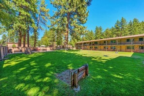 Property grounds - Cozy 2-bedroom condo in tranquil South Lake Tahoe with AC (South Lake Tahoe)