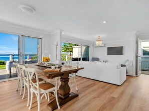 Dining - Absolute Beachfront | Multi Living | Fire Pit (Long Beach)