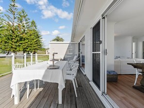 Outdoor dining - Absolute Beachfront | Multi Living | Fire Pit (Long Beach)
