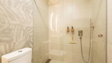 Studio, Pool Access (401) | Bathroom