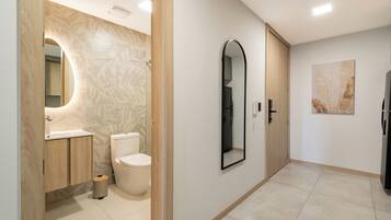 Studio, Pool Access (401) | Bathroom