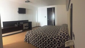 Iron/ironing board, free WiFi, bed sheets - Relax and Unwind in This Sea-View Room with Comfort and Coastal Charm (Mazatlán)