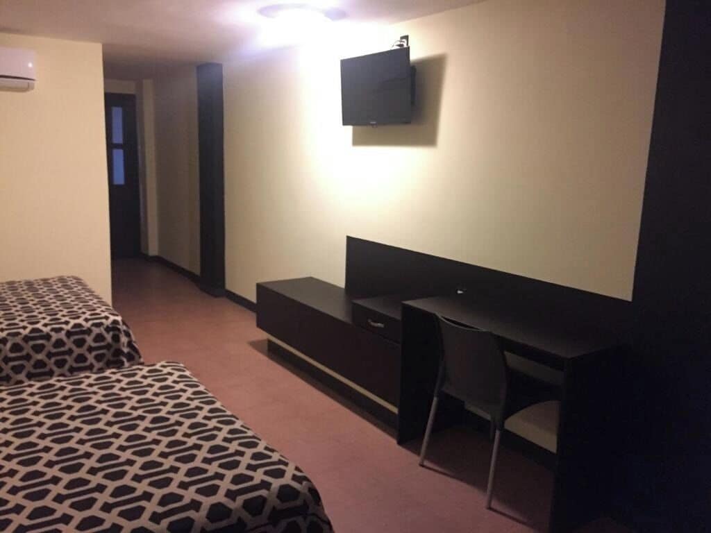 Bügeleisen/Bügelbrett, kostenloses WLAN, Bettwäsche