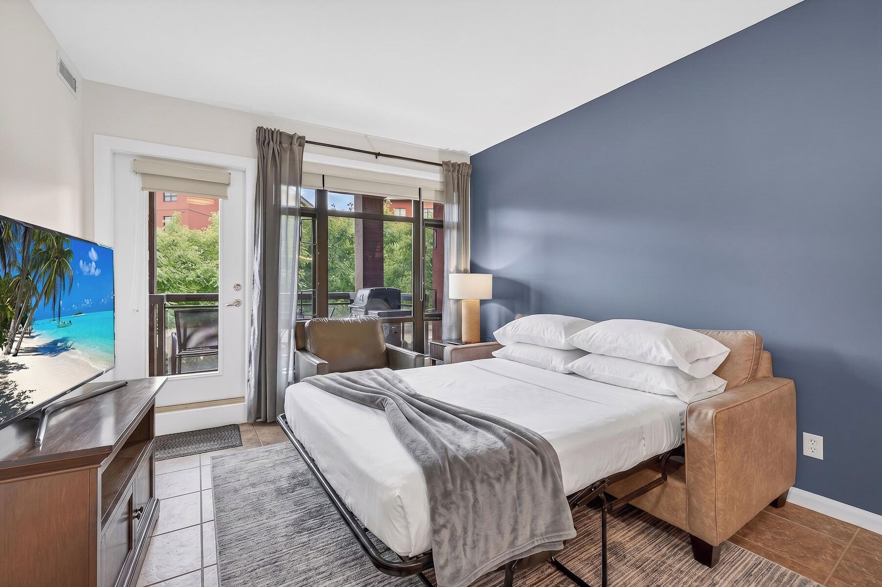 Appart'hôtel Deluxe, 2 chambres, cuisine, côté cour intérieure | Coin séjour | TV connectée de 55 pouces avec chaînes par câble, services de streaming