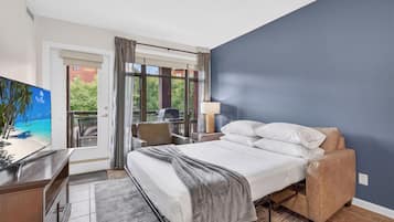 Appart'hôtel Deluxe, 2 chambres, cuisine, côté cour intérieure | Coin séjour | TV connectée de 55 pouces avec chaînes par câble, services de streaming