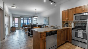 Deluxe Condo, 2 Bedrooms, Kitchen, Courtyard Area | Private kitchen | Full-size fridge, microwave, oven, stovetop - Playa del Sol Suite 435 (Kelowna)