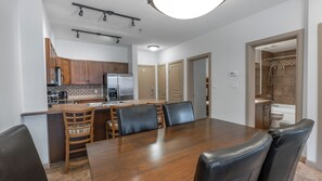 Appart'hôtel Deluxe, 2 chambres, cuisine, côté cour intérieure | Cuisine privée | Grand réfrigérateur, micro-ondes, four, plaque de cuisson