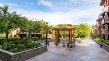 Apartment, Kitchen, Pool View | Outdoor dining
