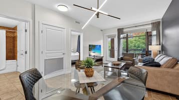 Deluxe Condo, 2 Bedrooms, Kitchen, Courtyard Area | Ruang tamu | 55 inci sebuah televisyen pintar dengan kabel, perkhidmatan penstriman