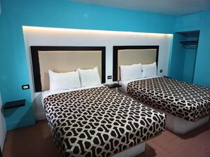Tabla de planchar con plancha, wifi gratis, ropa de cama