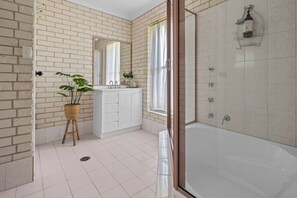 Hair dryer - Swimming Creek Beach House (Nambucca Heads)