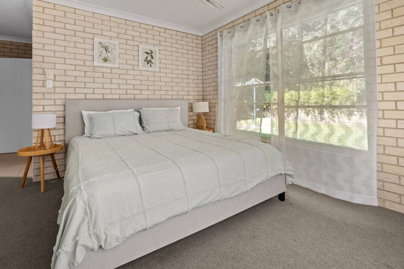 Desk, WiFi, bed sheets
