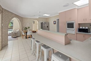 Fridge, microwave, oven, stovetop - Swimming Creek Beach House (Nambucca Heads)