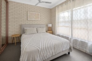 Desk, WiFi, bed sheets - Swimming Creek Beach House (Nambucca Heads)