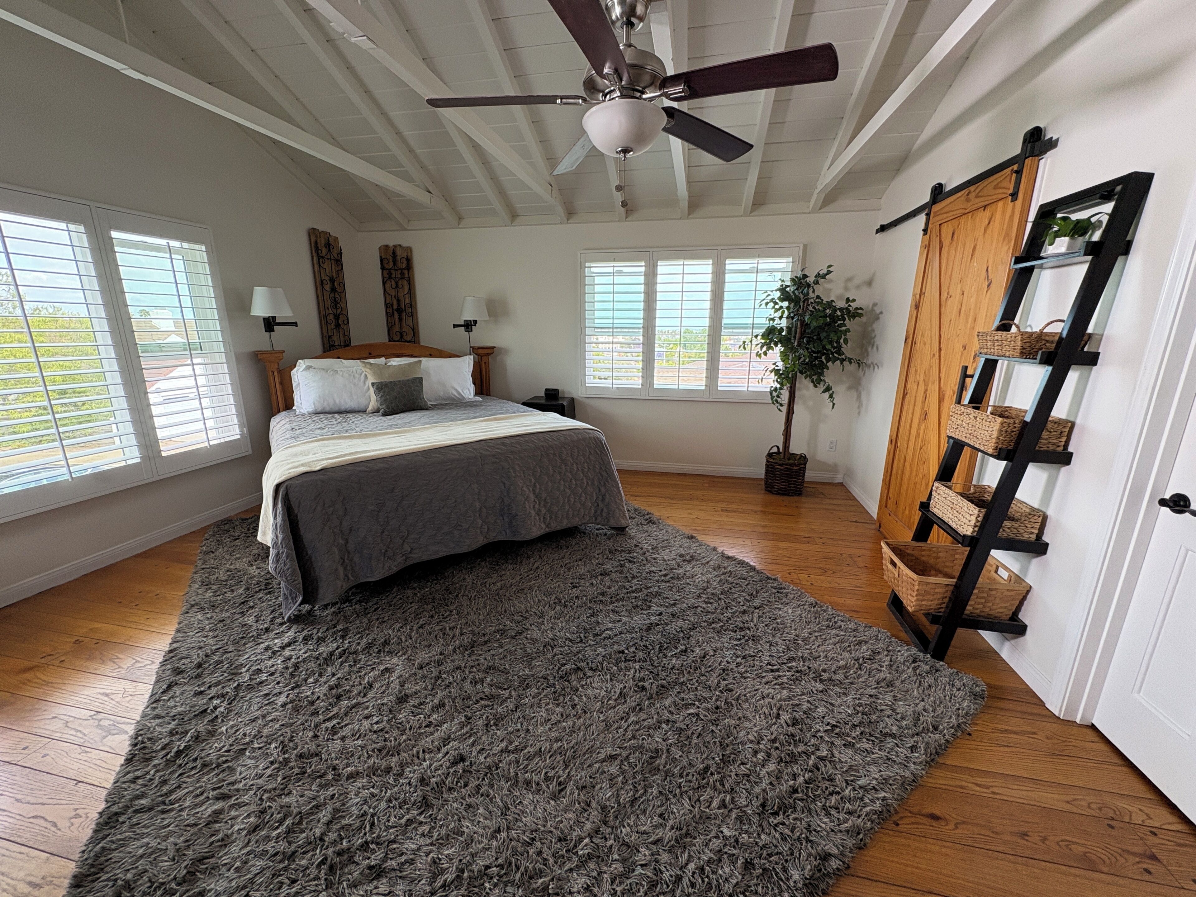 3 habitaciones, tabla de planchar con plancha, wifi y ropa de cama 