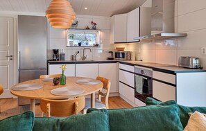 Fridge, microwave, dishwasher, coffee/tea maker - 2 bedroom gorgeous home in Torslanda (Torslanda)