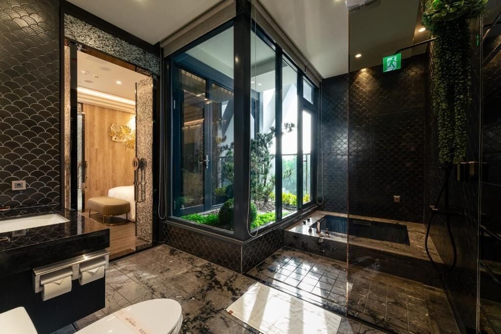Dobbeltrom – deluxe, byutsikt | Bad | Dusj, dusjhode med hydromassaje, hårføner og tøfler