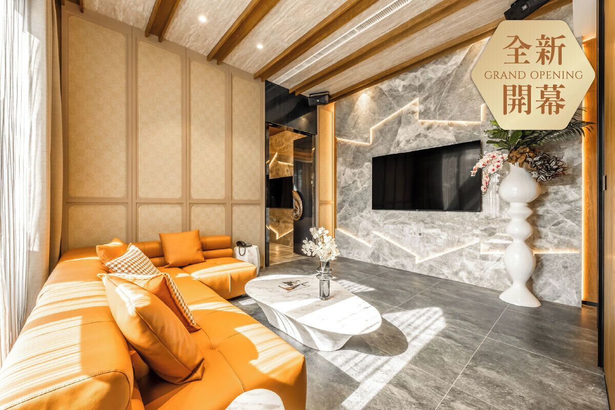 Un hall d’entrée moderne avec un canapé, une table basse et un téléviseur fixé au mur.