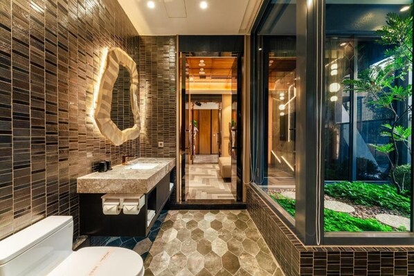 Deluxe Double Room, City View | Bathroom