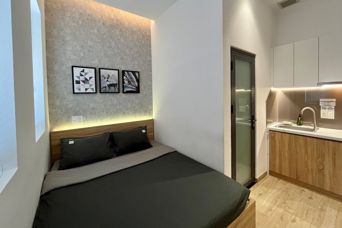 Deluxe Apartment, City View | Peti besi dalam bilik, meja, Wi-fi percuma