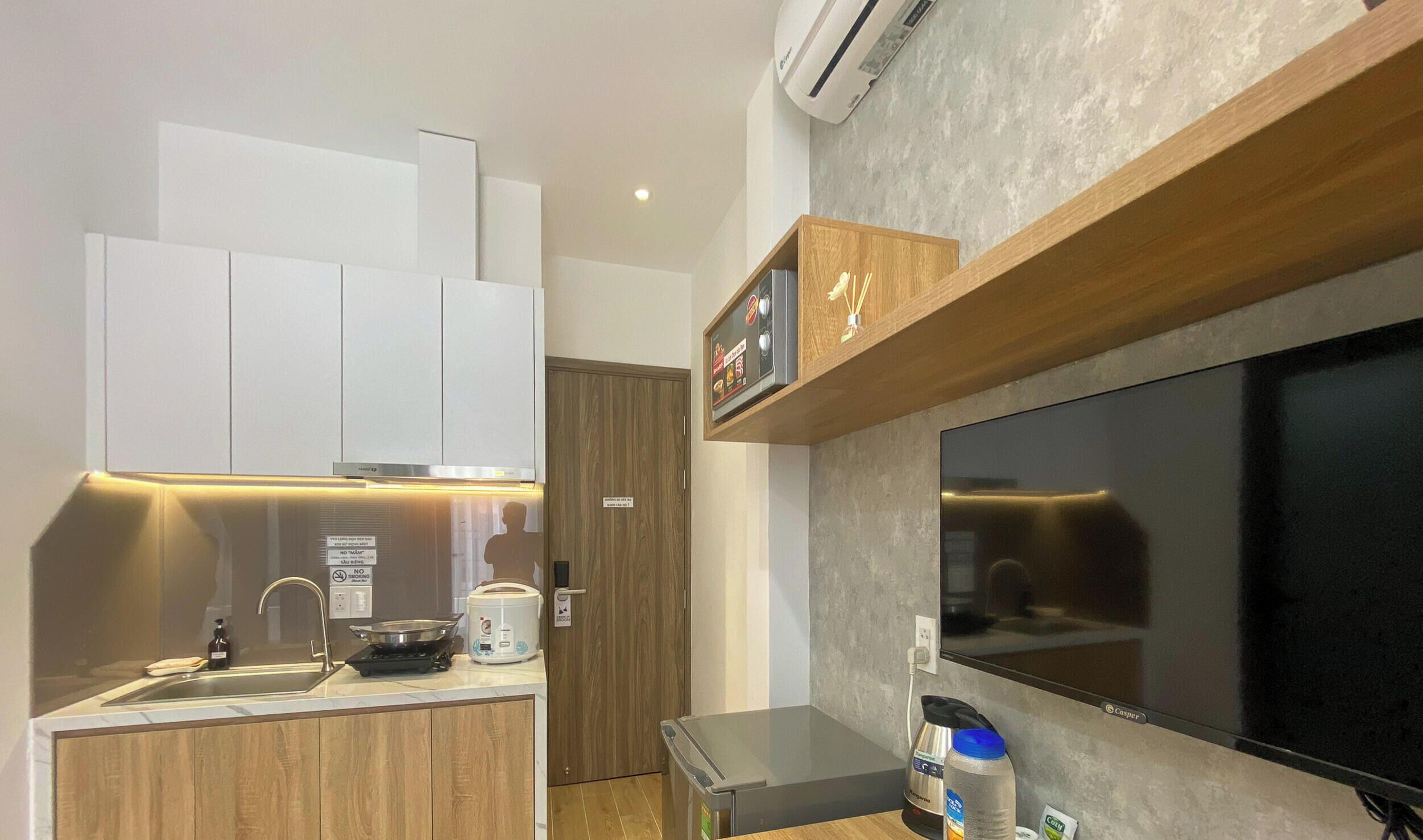 Refrigerador, microondas, placa de cocina, utensilios de cocina