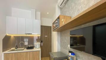 Refrigerador, microondas, placa de cocina, utensilios de cocina