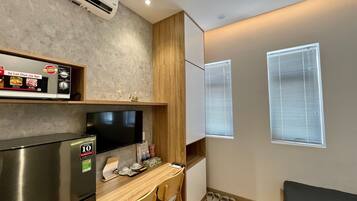 Deluxe Apartment, City View | Interior