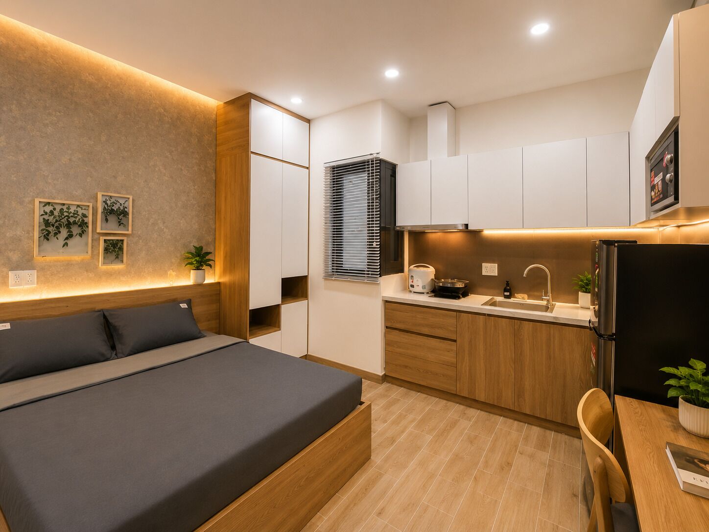 Een moderne slaapkamer met een bed, nachtkastjes en een kleine plant op een nachtkastje.