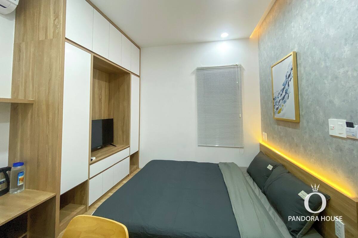 Basic Apartment | Peti besi dalam bilik, meja, Wi-fi percuma
