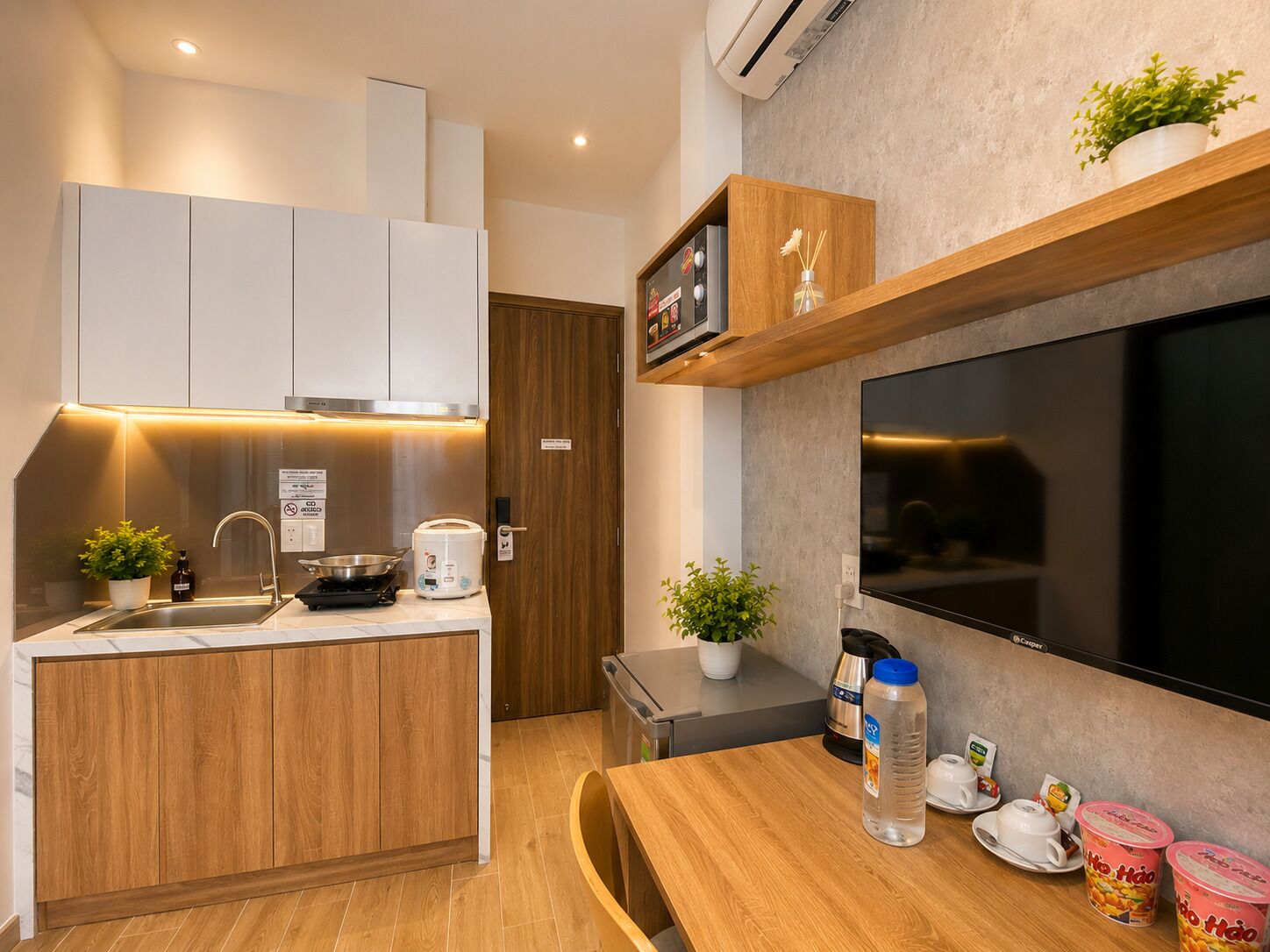 Superior Apartment, City View | Private kitchen | Fridge, microwave, stovetop, cookware/dishes/utensils