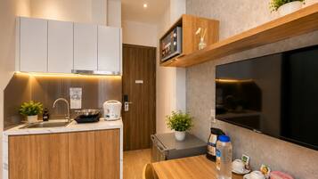 Superior Apartment, City View | Private kitchen | Fridge, microwave, stovetop, cookware/dishes/utensils