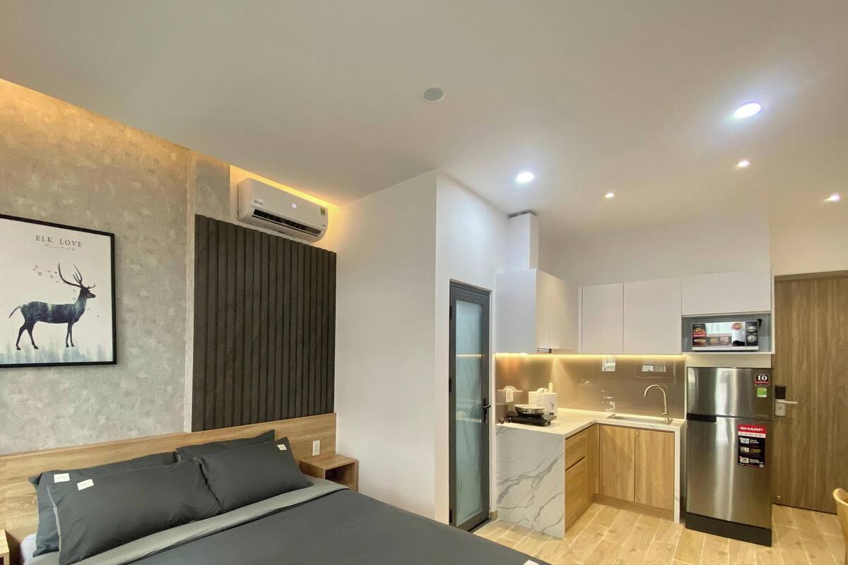 Luxury Apartment, Balcony, City View | Peti besi dalam bilik, meja, Wi-fi percuma