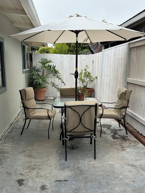 Terrace/patio - 1 bedroom apartment in pleasant Carpinteria with AC and charm (carpinteria)