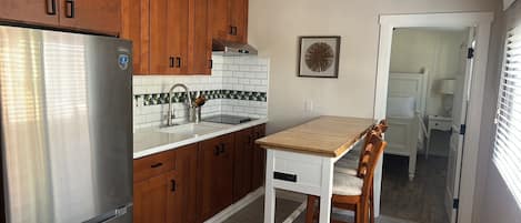 Refrigerador, microondas, parrilla de estufa y cafetera y tetera