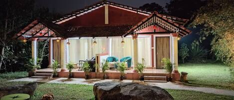 Habitación doble, 1 cama de matrimonio con sofá cama, Se admiten mascotas, vistas al jardín | Tabla de planchar con plancha