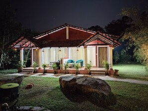 Chambre Double, 1 grand lit et 1 canapé-lit, animaux de compagnie acceptés, vue jardin