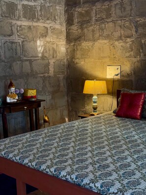 Kahden hengen huone, 1 keskisuuri parisänky ja vuodesohva, lemmikit sallittu, näköala puutarhaan