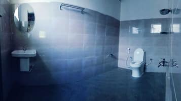Double Room, 1 Queen Bed with Sofa bed, Pets Allowed, Garden View | Bathroom