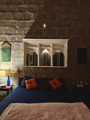 Kahden hengen huone, 1 keskisuuri parisänky ja vuodesohva, lemmikit sallittu, näköala puutarhaan