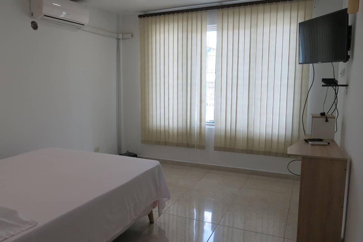 Habitación Confort, vista a la ciudad | Wifi gratis y ropa de cama 