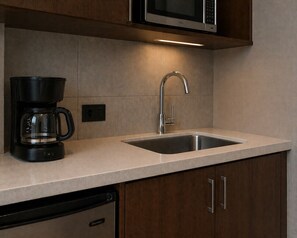 Classic Room | Private kitchen - Velvet Key Hotel (Toronto)