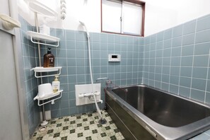 Hair dryer, bidet, towels, soap - Gorgeous 1-bedroom apartment with AC in lively Setagaya, near Daitabashi Station (Setagaya)