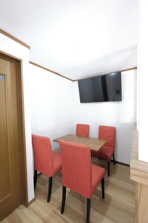 Dining - Gorgeous 1-bedroom apartment with AC in lively Setagaya, near Daitabashi Station (Setagaya)
