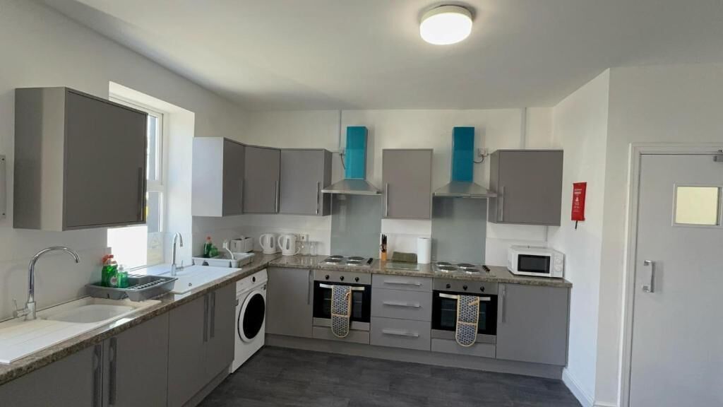 House, 6 Bedrooms, Non Smoking | Private kitchen