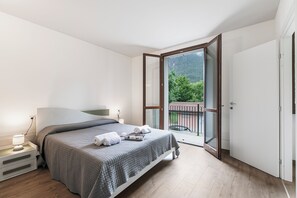 Bed sheets - Porto Letizia Toscanini 4, Porlezza, Italy (Porlezza)