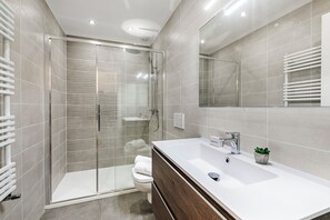 Shower, towels - Porto Letizia Toscanini 4, Porlezza, Italy (Porlezza)